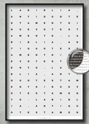 Lamina La Biblia completa enmarcada con lupa mostrando el texto legible, regalo para creyentes