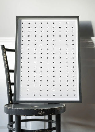 Lamina La Biblia completa enmarcada en negro sobre silla, regalo original para personas religiosas