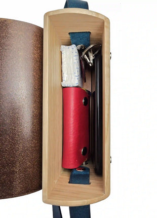 Interior del bolso de madera con capacidad para movil, llaves y cartera hecho a mano en Galicia