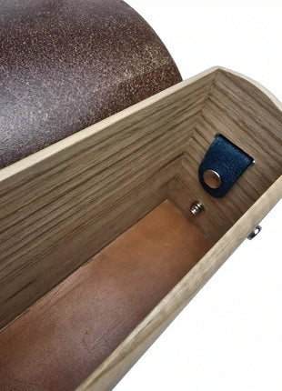 Detalle del interior del bolso de madera con cierre de cuero vegetal hecho a mano en Galicia