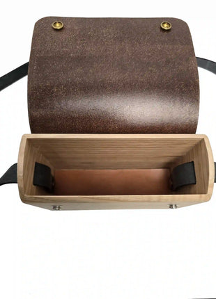 Interior del bolso de madera con tapa de cuero vegetal hecho a mano por artesanos gallegos