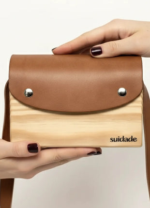 Bolso de madera Cunca con cuero vegetal marron sostenido en manos, regalo original para mujer hecho a mano en Galicia