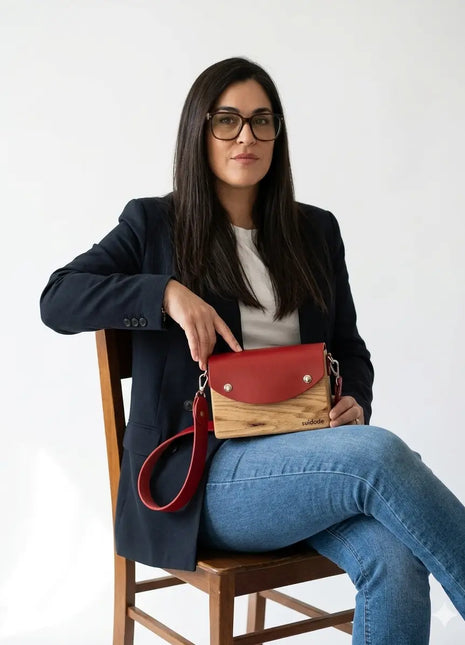 Mujer con bolso de madera Cunca con cuero vegetal rojo en look urbano, regalo original para mujer hecho a mano en Galicia