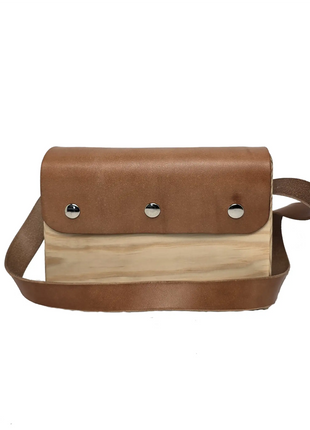 Bolso de madera Cunca con tapa de cuero vegetal marron hecho a mano en Galicia, regalo original para mujer
