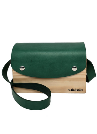 Bolso de madera Cunca con tapa de cuero vegetal verde hecho a mano en Galicia, regalo original para mujer