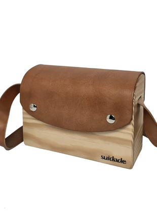 Bolso de madera Cunca con cuero vegetal marron y bandolera hecho a mano en Galicia por Suidade