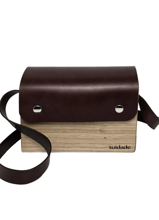 Bolso de madera Forxa con tapa de cuero vegetal burdeos hecho a mano en Galicia, regalo original para mujer