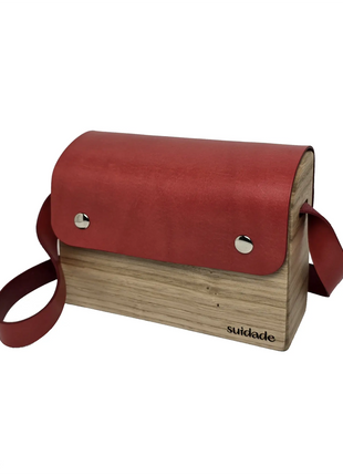 Bolso de madera Forxa con cuero vegetal rojo y bandolera hecho a mano en Galicia por Suidade