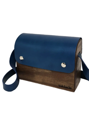 Bolso de madera Tina con cuero vegetal azul y bandolera, hecho a mano en Galicia por Suidade