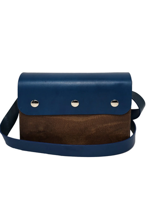 Bolso de madera Tina con tapa de cuero vegetal azul hecho a mano en Galicia, regalo original para mujer