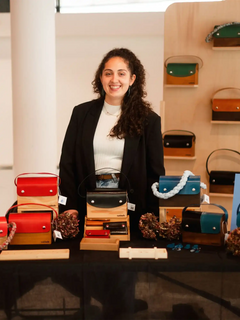Creadora de Suidade con sus bolsos de madera y cuero vegetal hechos a mano en Galicia, regalos originales para mujer