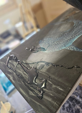 Detalle del proceso de acabado en resina del cuadro Luz Abisal hecho a mano en Bizkaia, resina fluyendo sobre la pintura
