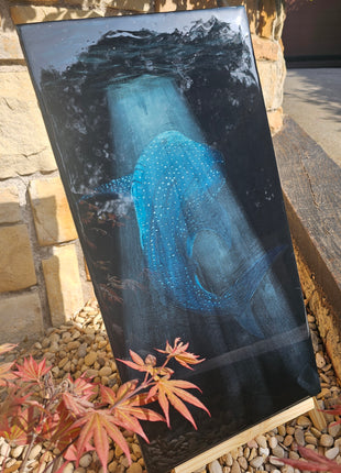 Cuadro de resina Luz Abisal con tiburon ballena hecho a mano en Bizkaia, sobre caballete en jardin exterior