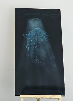 Cuadro de resina Luz Abisal con tiburon ballena en tonos azul y negro, hecho a mano en Bizkaia, vista frontal completa