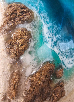 Detalle del cuadro de resina Playa de Barrika, textura en relieve de rocas y espuma del mar turquesa hecho a mano en Bizkaia