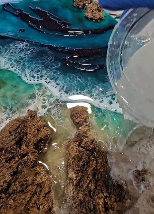 Detalle del proceso de elaboracion del cuadro de resina Playa de Barrika, textura de arena y rocas hecho a mano en Bizkaia