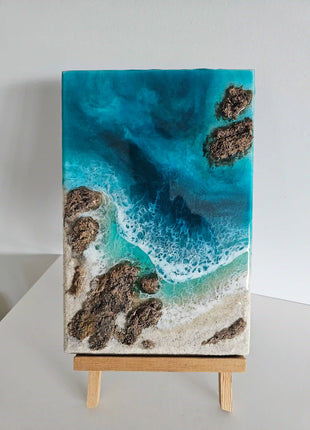 Cuadro de resina Playa de Barrika con rocas y olas turquesa hecho a mano en Bizkaia, vista frontal completa sobre caballete