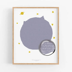 Lamina El Principito enmarcada con lupa mostrando el texto legible, regalo unico para lectores