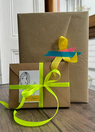Ilustracion personalizada embalada en papel kraft con lazo amarillo, lista para regalar como regalo de boda original