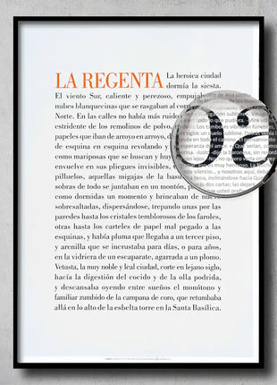 Lamina La Regenta enmarcada con lupa mostrando el texto legible, regalo original para lectores