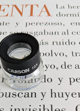 Lupa Carson 10x sobre la lamina La Regenta mostrando el texto legible de Clarin