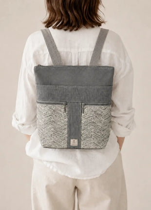 Mujer con Mochila Sullana lisa hecha a mano en Bilbao con tejido chevron gris y blanco, regalo original para mujer unico e irrepetible