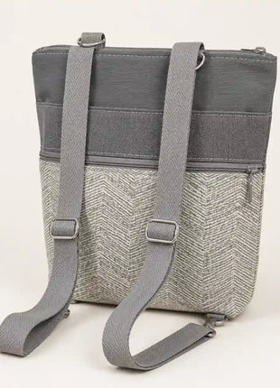 Mochila original hecha a mano en Bilbao con tejido chevron gris y blanco, correas grises, vista trasera