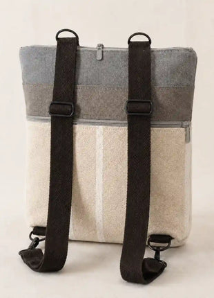 Mochila original hecha a mano en Bilbao con tejido natural y rayas crema, correas marron oscuro, vista trasera