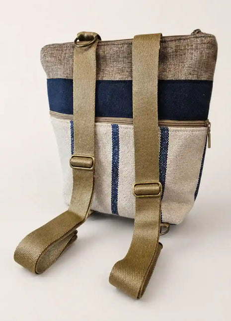 Mochila original hecha a mano en Bilbao con tejido natural y rayas azul marino, correas doradas, vista trasera
