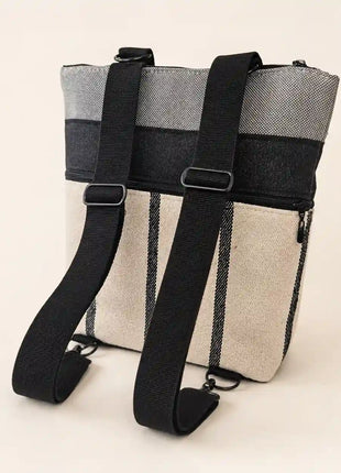 Mochila original hecha a mano en Bilbao con tejido natural y rayas negras, correas negras, vista trasera