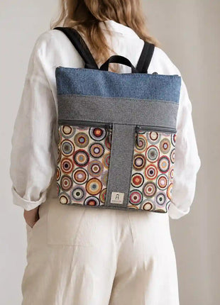 Mujer con Mochila Sullana estampada hecha a mano en Bilbao con tejido de circulos multicolor, regalo original para mujer unico e irrepetible