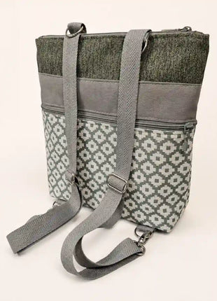 Mochila Sullana estampada hecha a mano en Bilbao con tejido de rombos gris y blanco y correas grises regulables, vista trasera