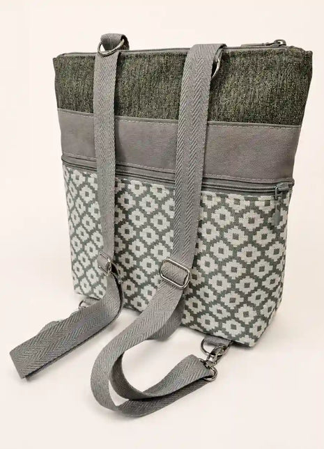 Mochila Sullana estampada hecha a mano en Bilbao con tejido de rombos gris y blanco y correas grises regulables, vista trasera