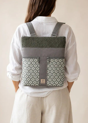 Mujer con Mochila Sullana estampada hecha a mano en Bilbao con tejido de rombos gris y blanco, regalo original para mujer unico e irrepetible