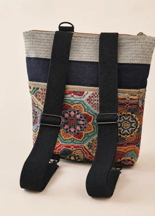 Mochila Sullana estampada hecha a mano en Bilbao con tejido de mandalas multicolor y correas negras regulables, regalo original para mujer unico e irrepetible
