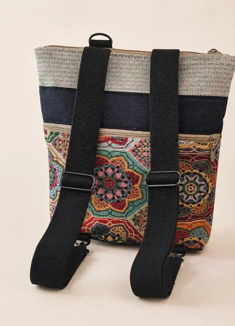 Mochila Sullana estampada hecha a mano en Bilbao con tejido de mandalas multicolor y correas negras regulables, regalo original para mujer unico e irrepetible