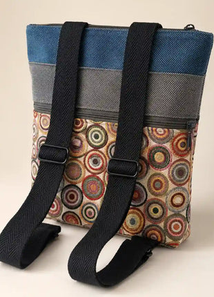 Mochila Sullana estampada hecha a mano en Bilbao con tejido de circulos multicolor, regalo original para mujer unico e irrepetible
