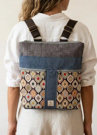 Mujer con mochila Sullana estampada hecha a mano en Bilbao, regalo original para mujer unico e irrepetible