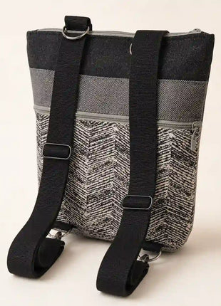 Mochila Sullana lisa hecha a mano en Bilbao en tejido chevron blanco y negro, regalo original para mujer unico e irrepetible