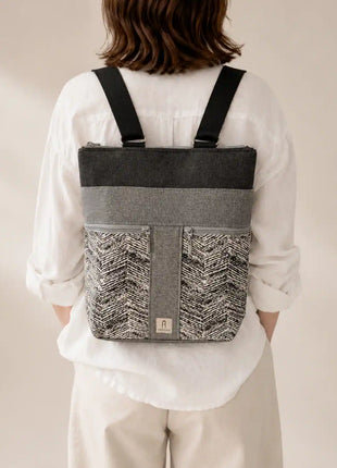 Mujer con Mochila Sullana lisa hecha a mano en Bilbao con tejido chevron blanco y negro, regalo original para mujer unico e irrepetible
