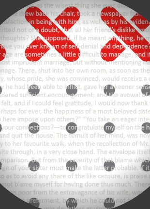 Detalle del texto de Orgullo y Prejuicio de Jane Austen en microimpresion visto con lupa