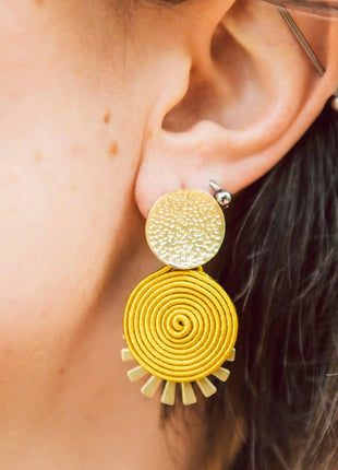 Mujer con pendientes Quito de laton y soutache amarillo hechos a mano en Bizkaia, regalo original para mujer unico e irrepetible