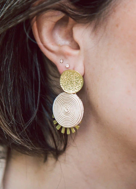 Mujer con pendientes Quito de laton y soutache crema hechos a mano en Bizkaia, regalo original para mujer unico e irrepetible