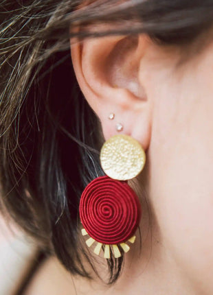 Mujer con pendientes Quito de laton y soutache granate hechos a mano en Bizkaia, regalo original para mujer unico e irrepetible