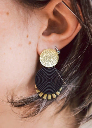 Mujer con pendientes Quito de laton y soutache negro hechos a mano en Bizkaia, regalo original para mujer unico e irrepetible
