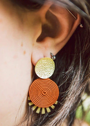 Mujer con pendientes Quito de laton y soutache terracota hechos a mano en Bizkaia, regalo original para mujer unico e irrepetible