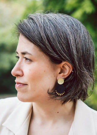Mujer con pendientes Quito de laton y soutache negro hechos a mano en Bizkaia, regalo original para mujer unico e irrepetible