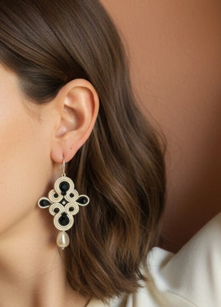Mujer con pendientes Dona Macarena de soutache crema y perla hechos a mano en Bizkaia, regalo original para mujer unico e irrepetible