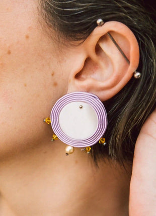 Mujer con pendientes Trianita de nacar y soutache lila hechos a mano en Bizkaia, regalo original para mujer unico e irrepetible