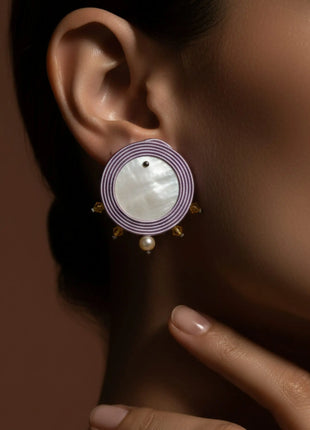 Mujer con pendientes Trianita de nacar y soutache lila hechos a mano en Bizkaia, regalo original para mujer unico e irrepetible